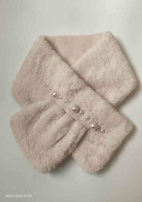 Krämvit fejkpäls-halsscarf med pärlprydnader