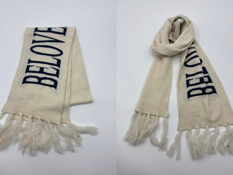 Gräddfärgad stickad halsduk med marinblå BELOVED-text och långa fransar