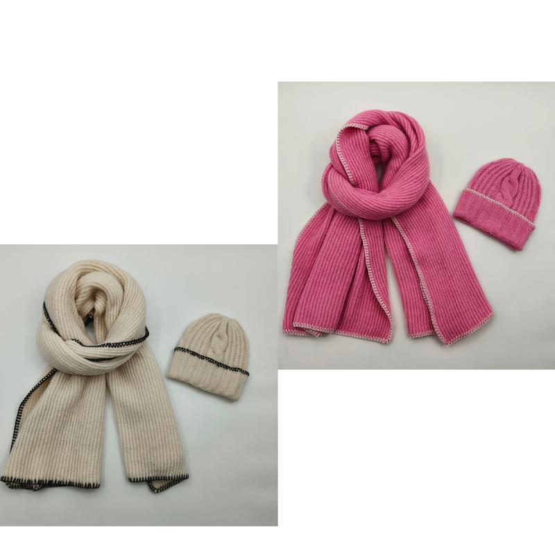 Ribbstickad halsduk och mössa i set – grädde med svart sömnad och rosa med vit sömnad.