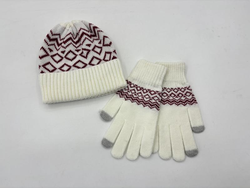 Krämvit stickad vintermössa och matchande touchscreen-handskar med vinröda geometriska Fair Isle-mönster.