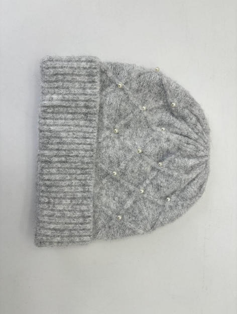 Grå stickad mössa med diamantmönster och pärldekorationer på vit bakgrund.