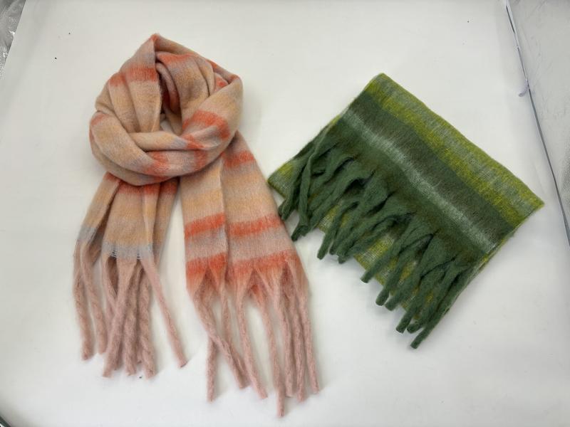 Två randiga fransscarves: en i rosa/korall och en vikt i oliv/limegrön.