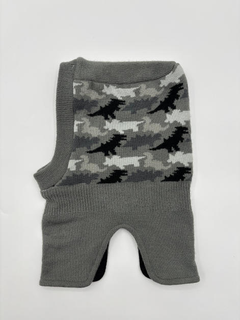 Grå stickad balaclava med kamouflagemönster i jacquardteknik och ribbade kanter.