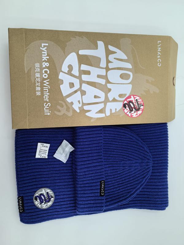 Kungsbå plåt ribbstickat mössa och matchande halsduk i mörkblå vinteruppsättning med presentförpackning.