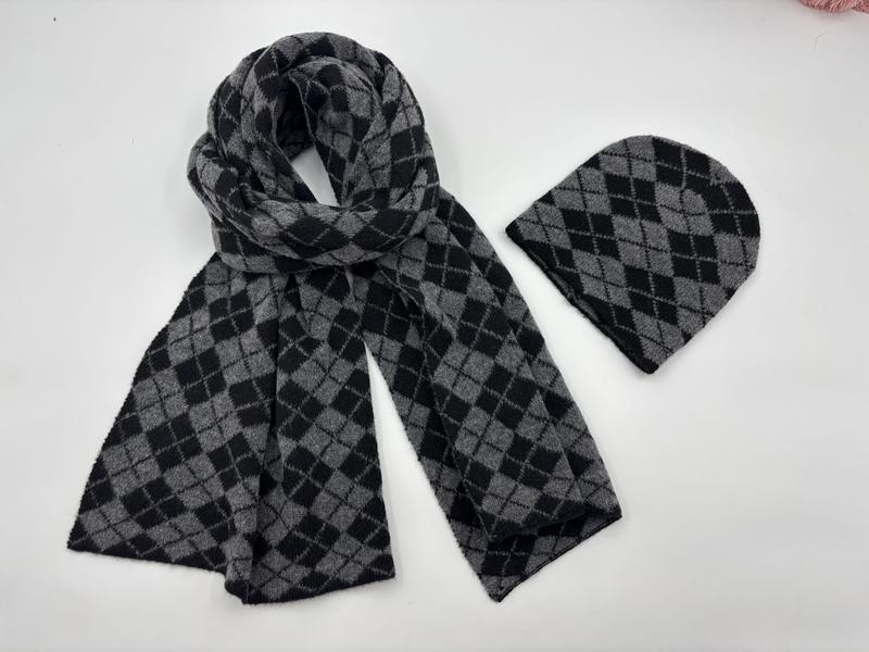 Grå och svart stickad sjal och mössa med argyle-mönster i diamantform