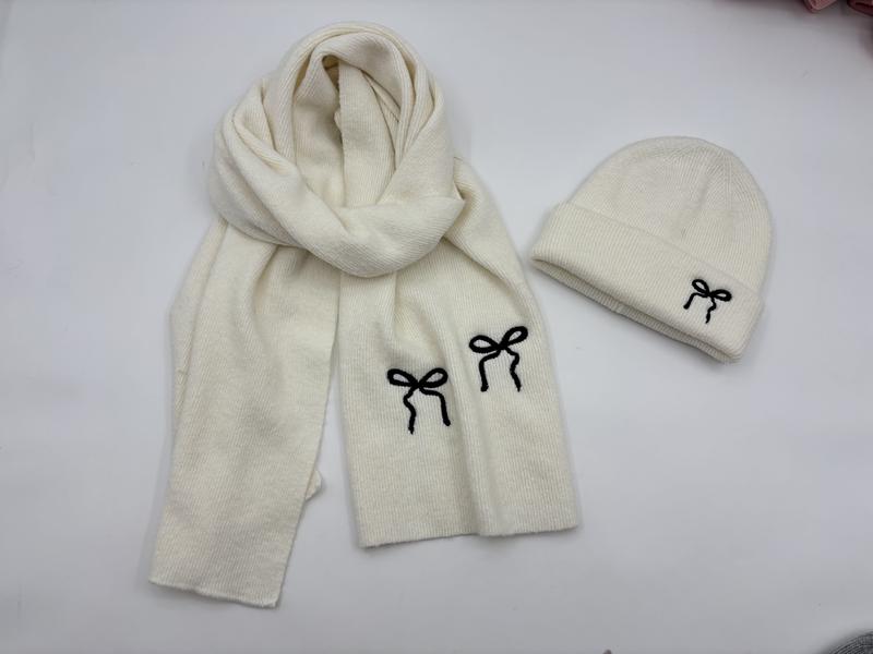 Krämvit ribbstickad mössa och halsduk med svart broderad pilbåge