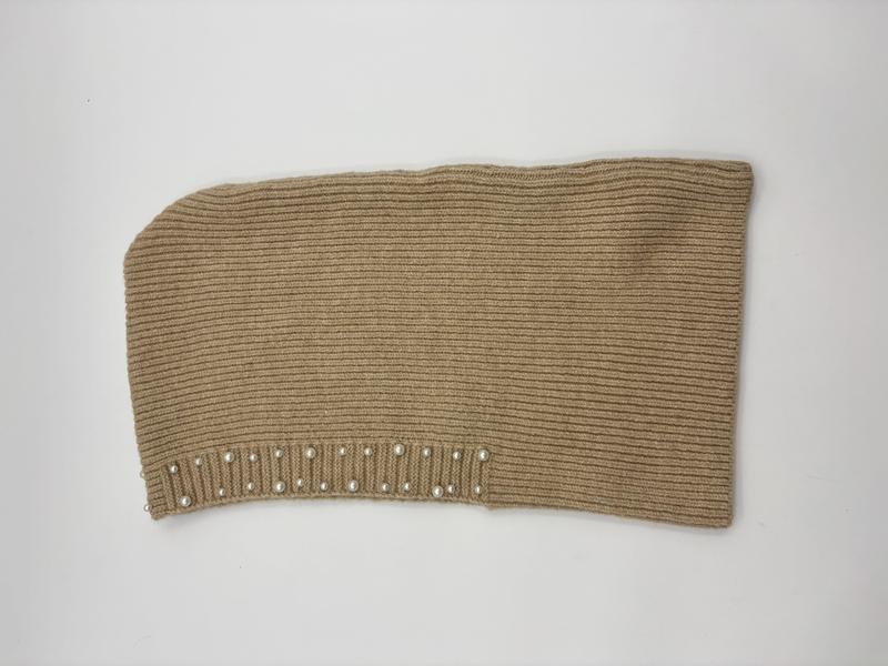 Kamelbeige rörmuffler i ribbstickad fleece med pärldekorationer längs nederkanten