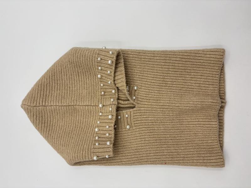 Beige ribbstickad infinity-scarf med pärldetaljer