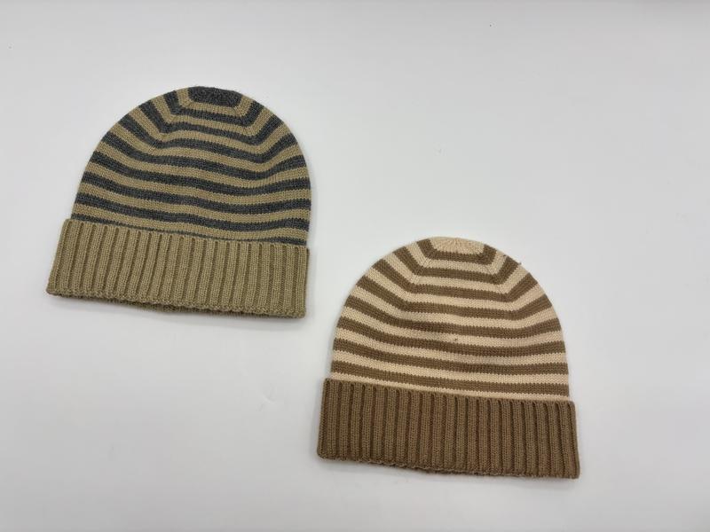 Två randiga stickade mössor med ribbad uppvik i khaki-grå och kamel-kremfärgad på vit bakgrund.