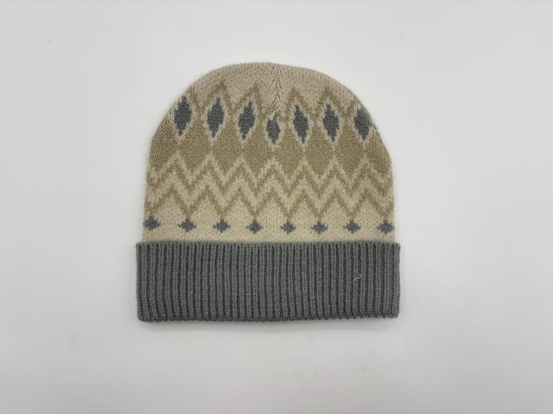 Beige stickad mössa med grått Fair Isle-mönster och grå ribbad kant