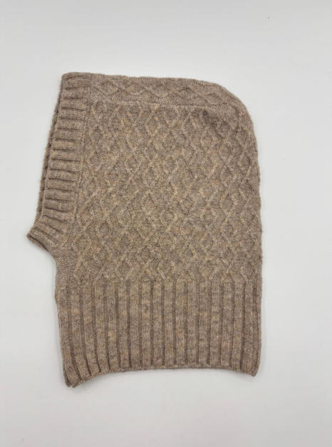 Taupe stickad ullbalaklava med diamantmönster och ribbade ränder