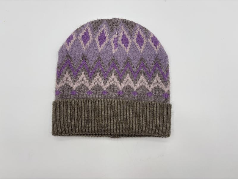 `Stickad mössa med lila och grå Fair Isle-mönster med romber och sicksack samt ribbad kant.`