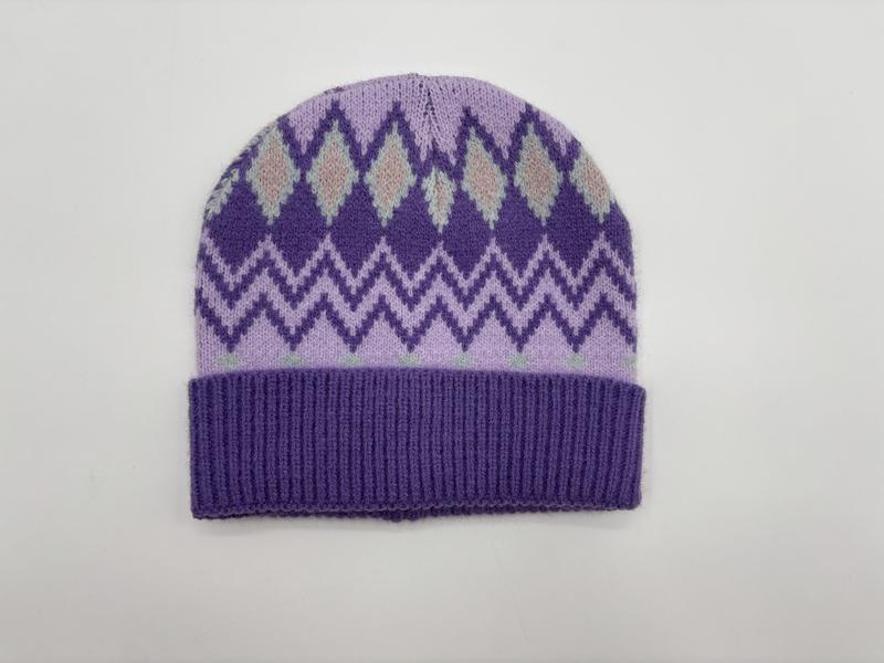 Lila stickad mössa med argyle- och chevronmönster i fair isle-stil samt ribbad kant.