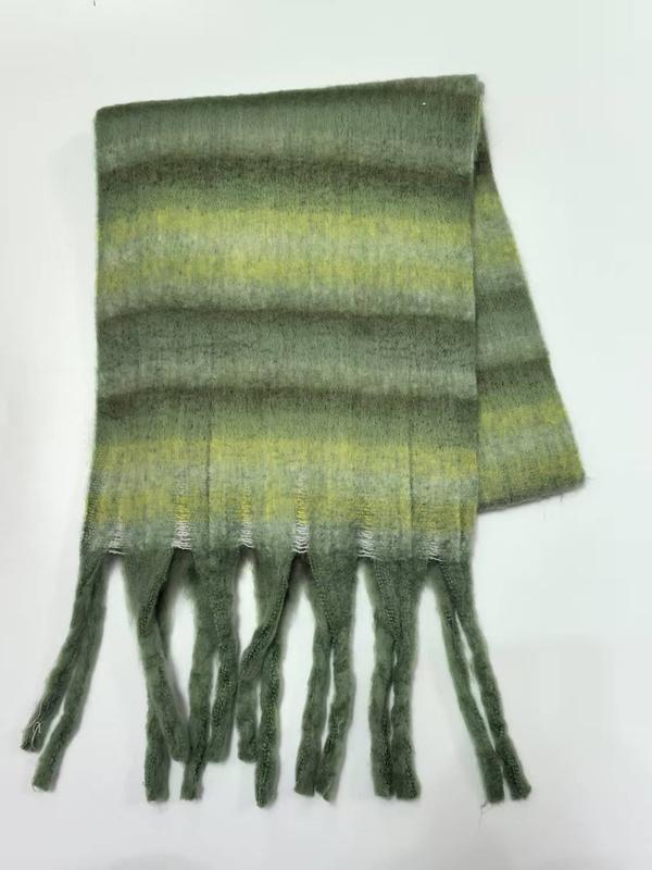 Vikad grön- och gulrandig mjuk mohairscarf med tvinnade fransar mot vit bakgrund.