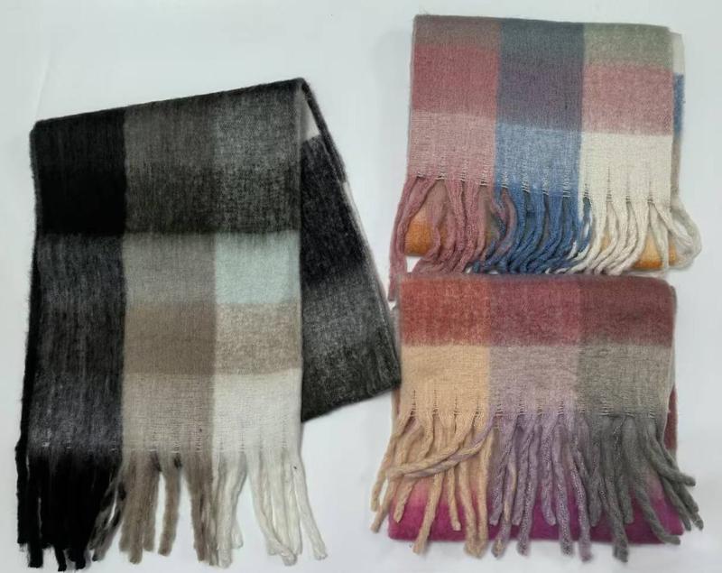 Tre rutiga fransscarves i mjukt mohairtyg: mörkgrå-svart med mint samt rosa-blå-senap flerfärgade vintersjalar.