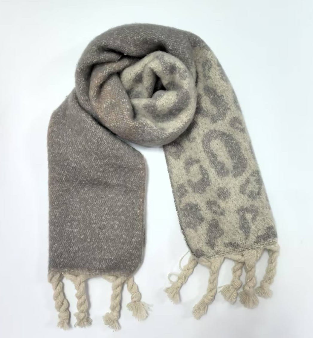 Mjuk reversibel halsduk med leopardmönster på ena sidan och enfärgad grå på den andra