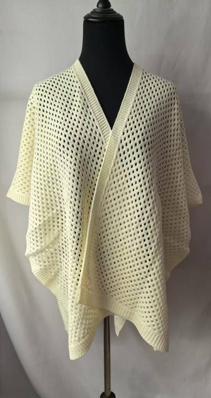 Krämfärgad kimono-kofta med öppen flätad stickning och draperad framsida