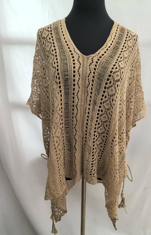 Beige poncho i virkad öppen väv med spetsmönster