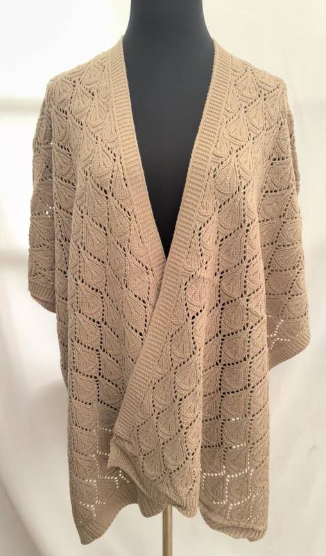 Beige oversize öppen kofta i virkat sticktyg med bladmönster i spetsstickning