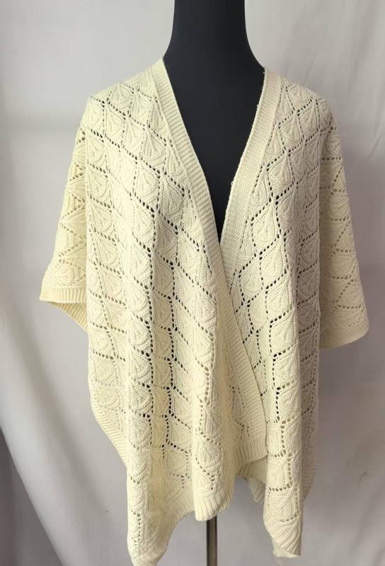 Krämvit poncho i öppen stickad spets med diamantmönster