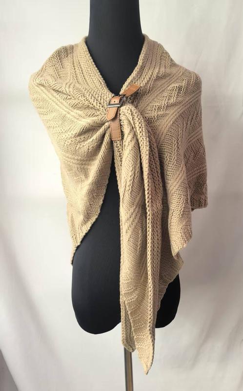 Beige kabelstickad ullsjal med läderspänne i beige