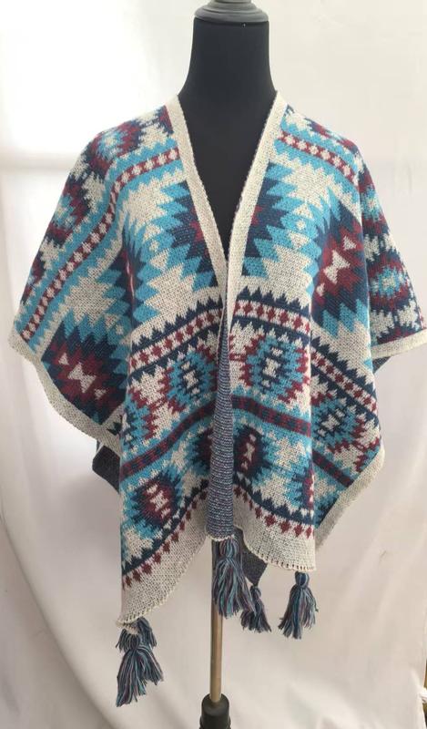 Stickad poncho med öppen framsida
