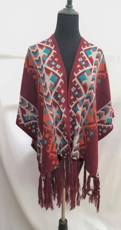 Burgundyröd stickad poncho med aztekiskt geometriskt mönster i teal