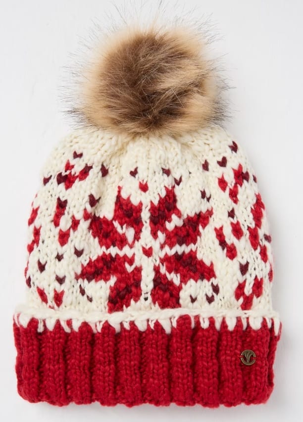 Röd och gräddvit stickad mössa med Fair Isle-mönster och stort konstpälspom-pom mot vit bakgrund.