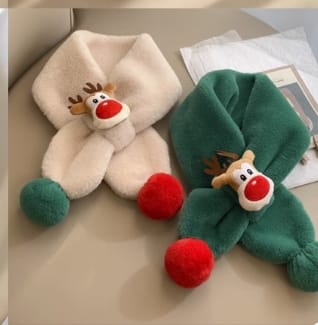 Krämvit och grön fluffig barnhalsduk med rendjursmotiv och röda pompomändar