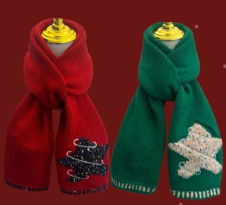 Röda och gröna stickade halsdukar med julgransbroderier och paljetter