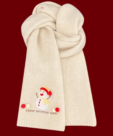Mjuk krämvit stickad halsduk med broderad snögubbe och röda pompomdetaljer