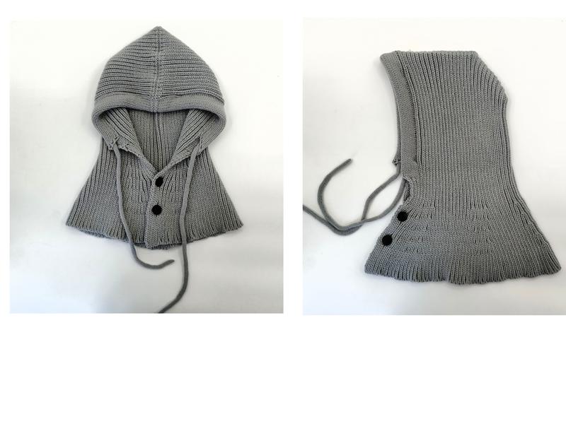 Grå ribbstickad balaklava med dragsnöre och svart knappstängning