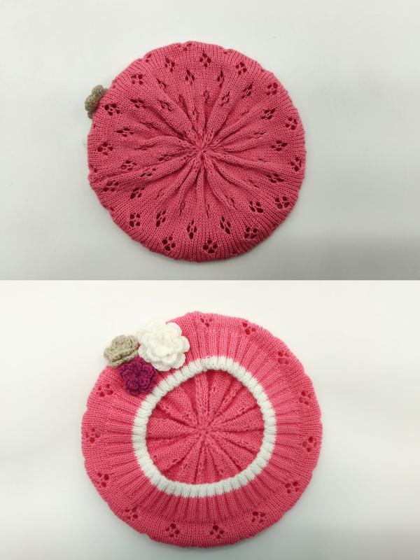 Rosa stickad baskermössa med hålmönster