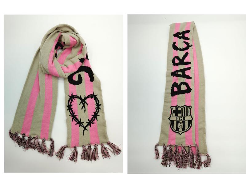 Stickad beige och rosa randig fotbollssupportssjal med FCB Barca-emblem