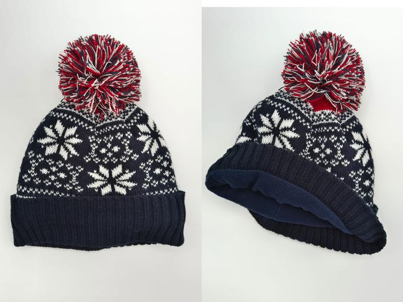 Marinblå stickad mössa med Fair Isle-snöflingmönster i vitt