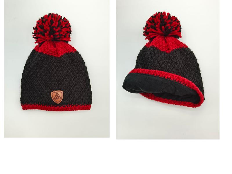Svart och röd grovstickad mössa med pompom