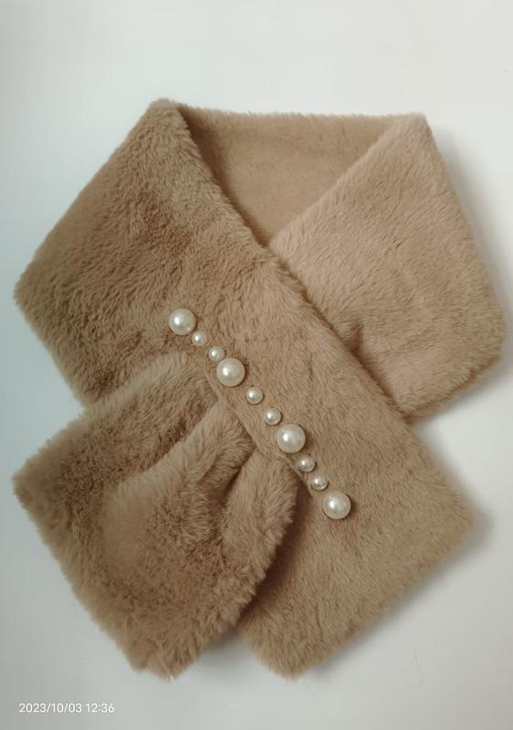 Kamelbeige konstpäls-halssjal med korslagd design och diagonala pärlknappar – grossistleverantör av modeaccessoarer.