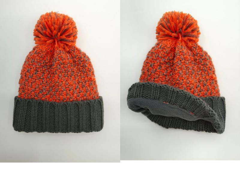 Orange och grå stickad vintermössa med stor pompom