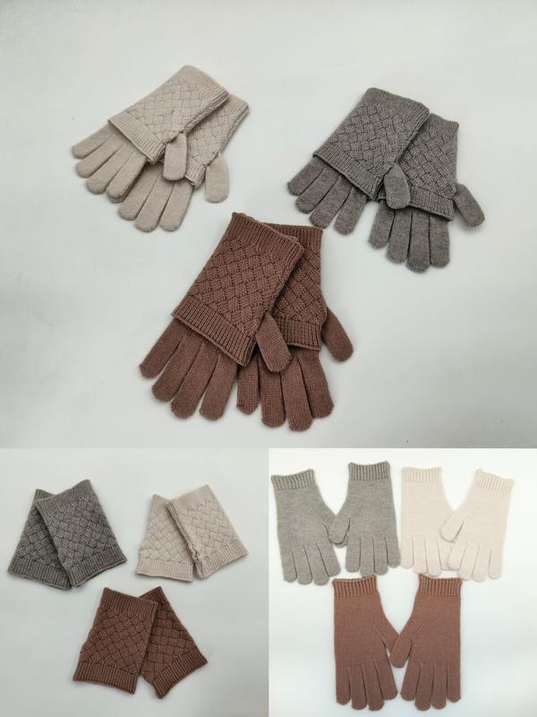 Tre par stickade vinterhandskar med diamantmönster i beige