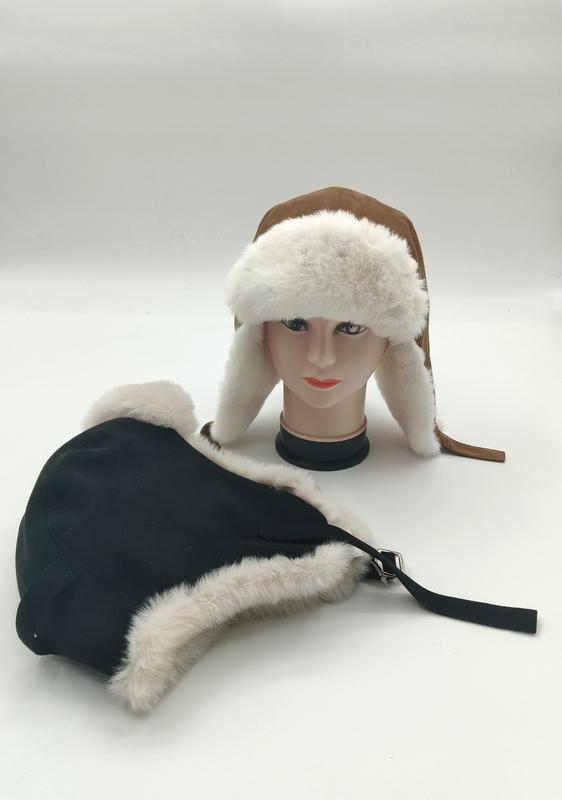 Brun och svart trapper ushanka-mössa med vit konstpälskant och öronlappar