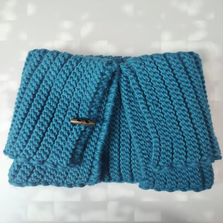 `Virkad teal-färgad cowl-scarf med träknapp och ribbad struktur