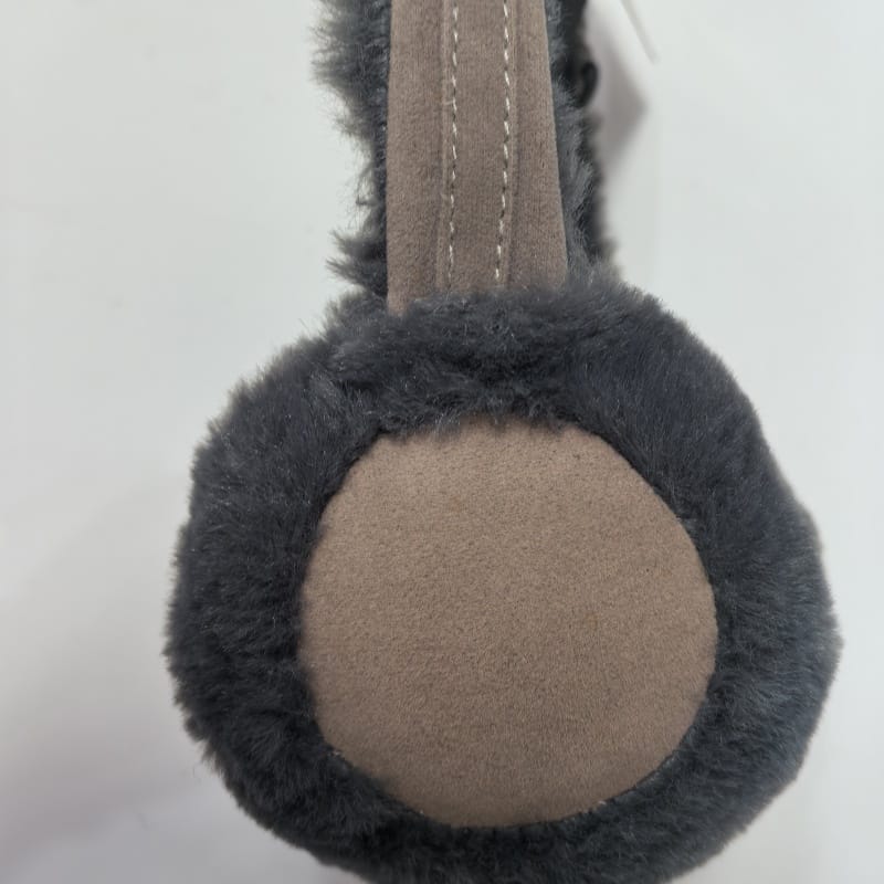 Blå plyschöronskydd formade som ett djuransikte med röda pompomantenn och krämfärgade detaljer.