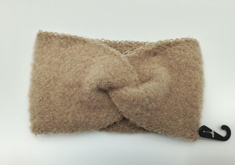 Mjukt kamellfärgat fluffigt stickad pannband med vridknutdetalj och subtil guldmetalltråd