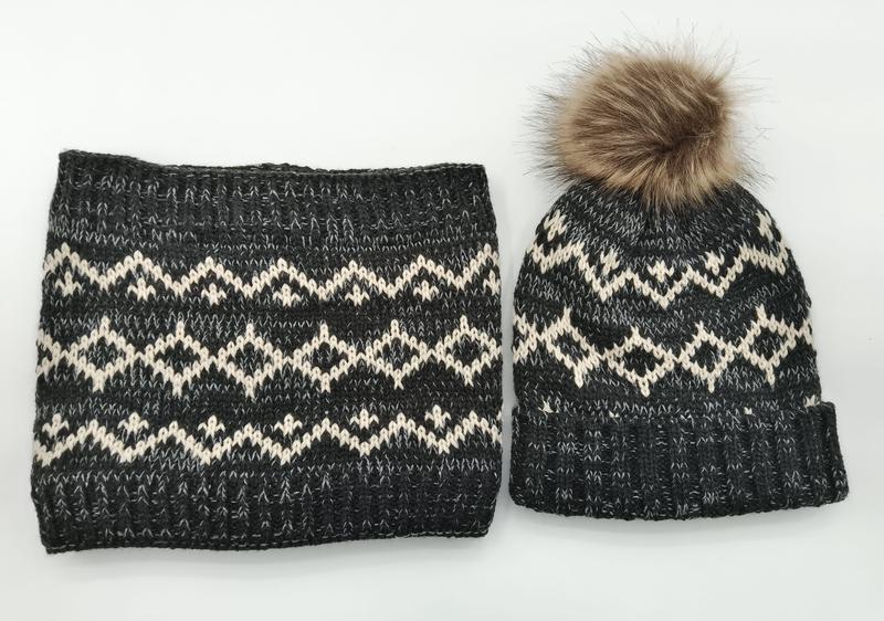 Mörkgrå Fair Isle-stickad vintermössa med fejkpälspom-pom och matchande oändlighetshalsduk i set.