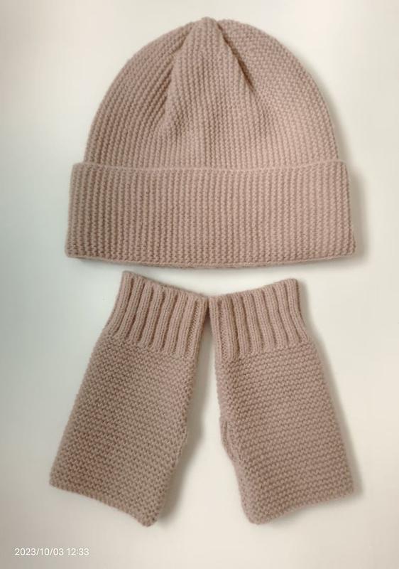 ""Rosa stickad mössa och matchande fingervantar i set