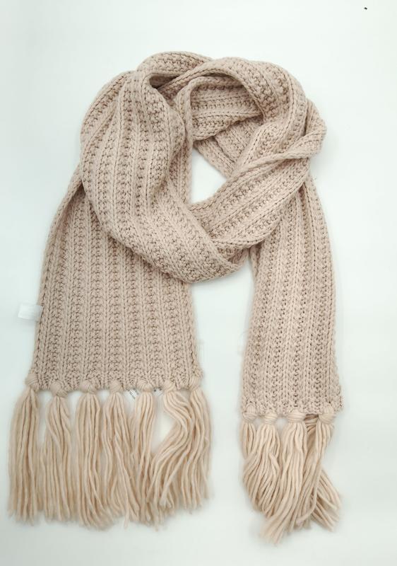Blush beige grovstickad ribbad vinterskarf med tofsar i ändarna