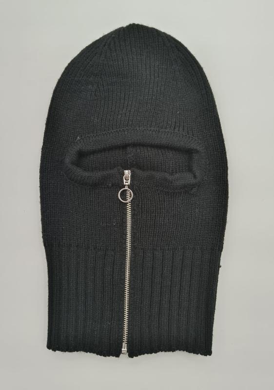 Svart ribbstickad balaclava med heldragen silverzipper för ansiktsöppning