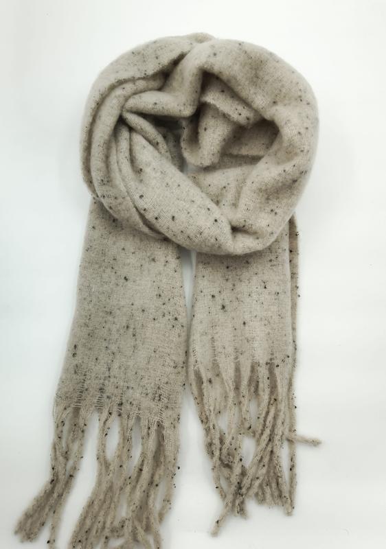 Beige melerad stickad vinterhalsduk med fransar