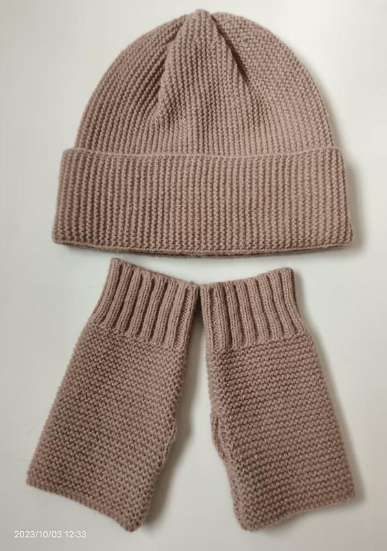 Dammrosa ribbstickad mössa och matchande fingervantar set – grossist vinterstickade accessoarer på vit bakgrund.