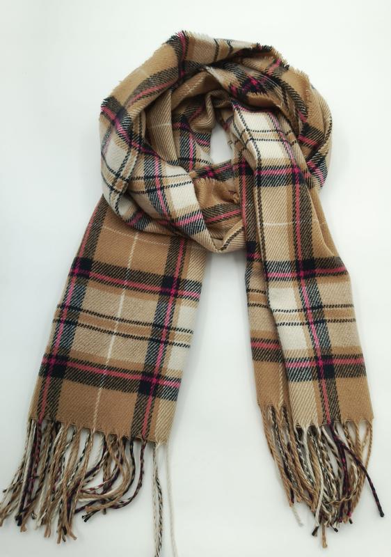 Kamelbeige tartanscarf med rosa och svart rutmönster och tvinnad fransen